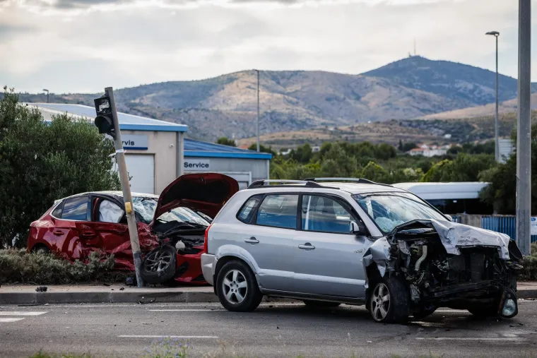 Užasavajući prizori u Ka&scaron;tel &Scaron;tafiliću: Jedan auto totalno zgužvan, drugi razbijen