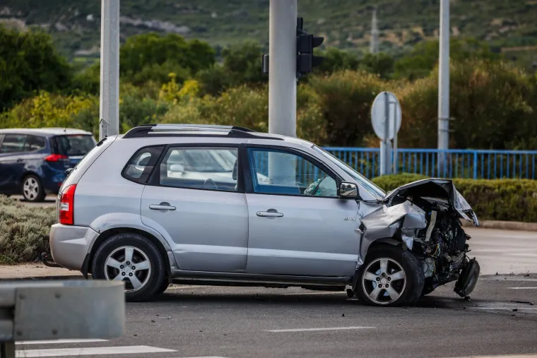 Užasavajući prizori u Ka&scaron;tel &Scaron;tafiliću: Jedan auto totalno zgužvan, drugi razbijen