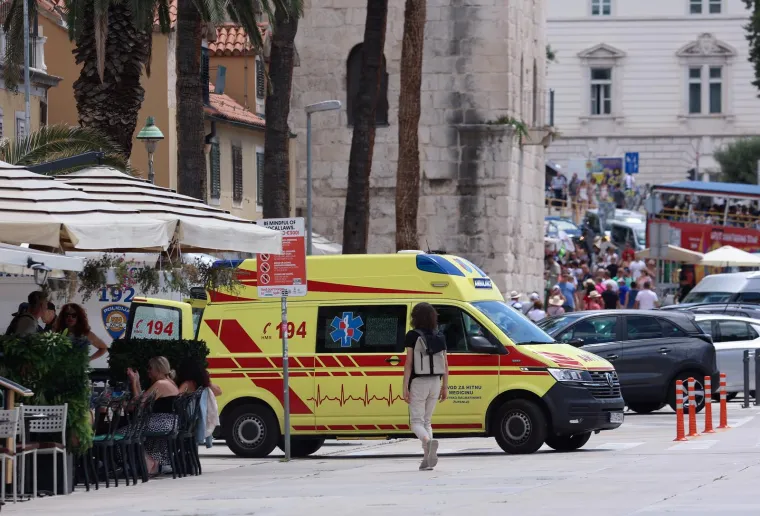 Užasavajući prizori u Ka&scaron;tel &Scaron;tafiliću: Jedan auto totalno zgužvan, drugi razbijen