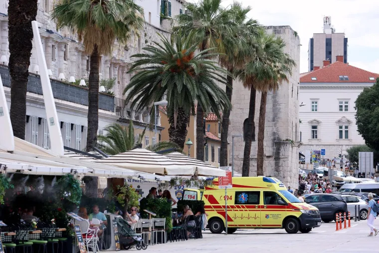 Užasavajući prizori u Ka&scaron;tel &Scaron;tafiliću: Jedan auto totalno zgužvan, drugi razbijen