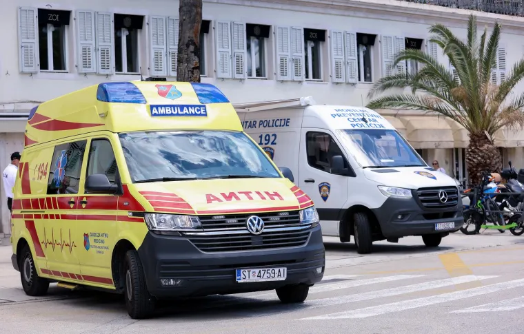 Užasavajući prizori u Ka&scaron;tel &Scaron;tafiliću: Jedan auto totalno zgužvan, drugi razbijen