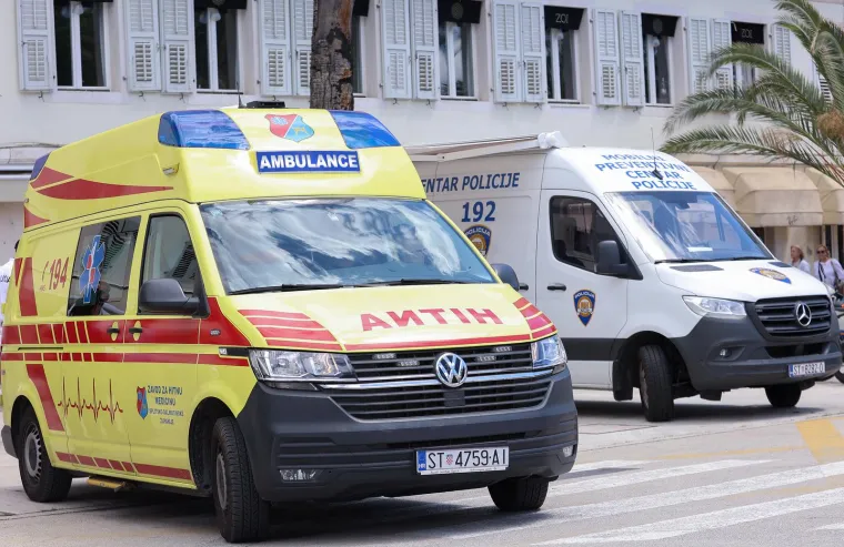 Užasavajući prizori u Ka&scaron;tel &Scaron;tafiliću: Jedan auto totalno zgužvan, drugi razbijen