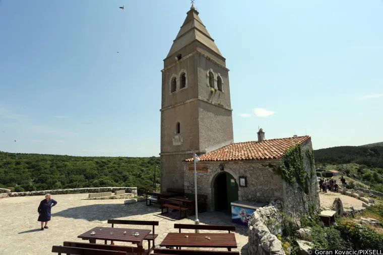 Nalazi se na 378 metara visokom vrhu grebena s kojeg se pruža predivan pogled na Jadransko more, a u njemu danas živi samo par ljudi, doslovno.