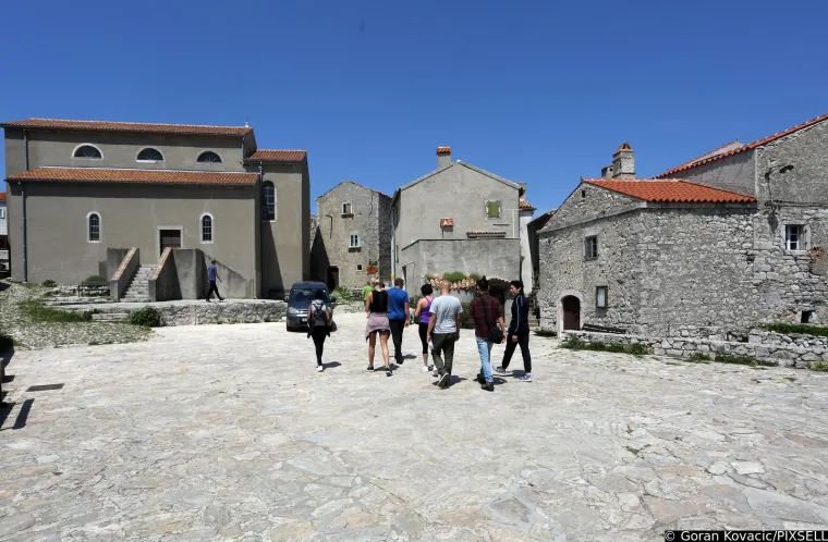 Tijekom stoljeća, Lubenice su bile pod utjecajem raznih kultura, uključujući ilirsku, rimsku i venecijansku, što je ostavilo tragove u arhitekturi i kulturnom nasljeđu sela.