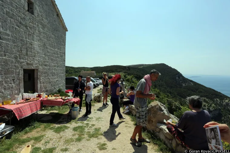 Središnji dio sela je trg, oko kojeg su smještene najvažnije zgrade, uključujući Crkvu svetog Antuna Pustinjaka, koja datira iz 15. stoljeća. 