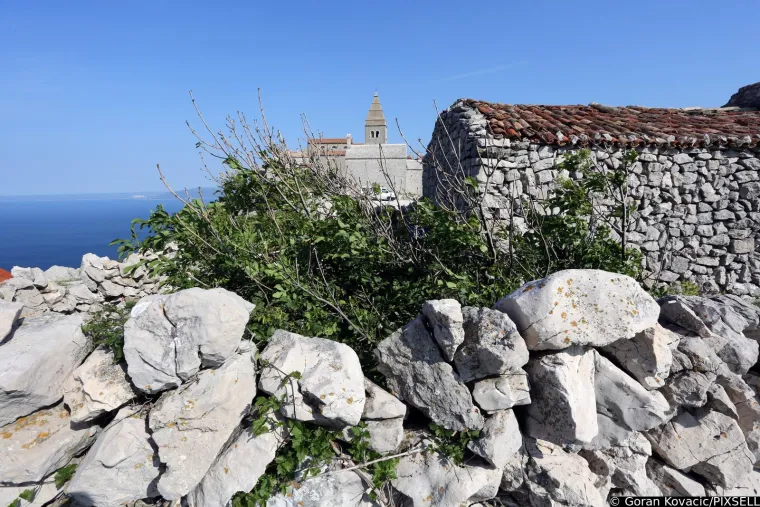 Kameni zidovi i kuće od krečnjaka pružaju osjećaj kao da ste u vremeplovu, vraćajući posjetitelje u davnu prošlost.