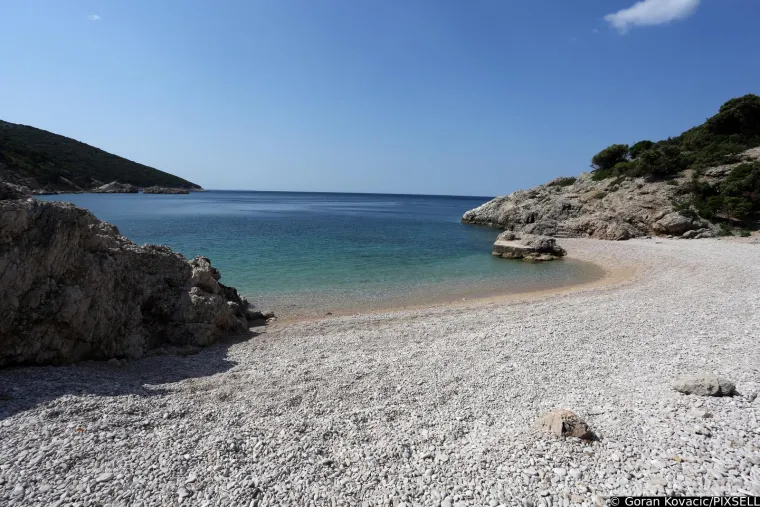 Ova plaža je često opisana kao jedna od najljepših u Hrvatskoj, s bijelim šljunkom i tirkiznom vodom.