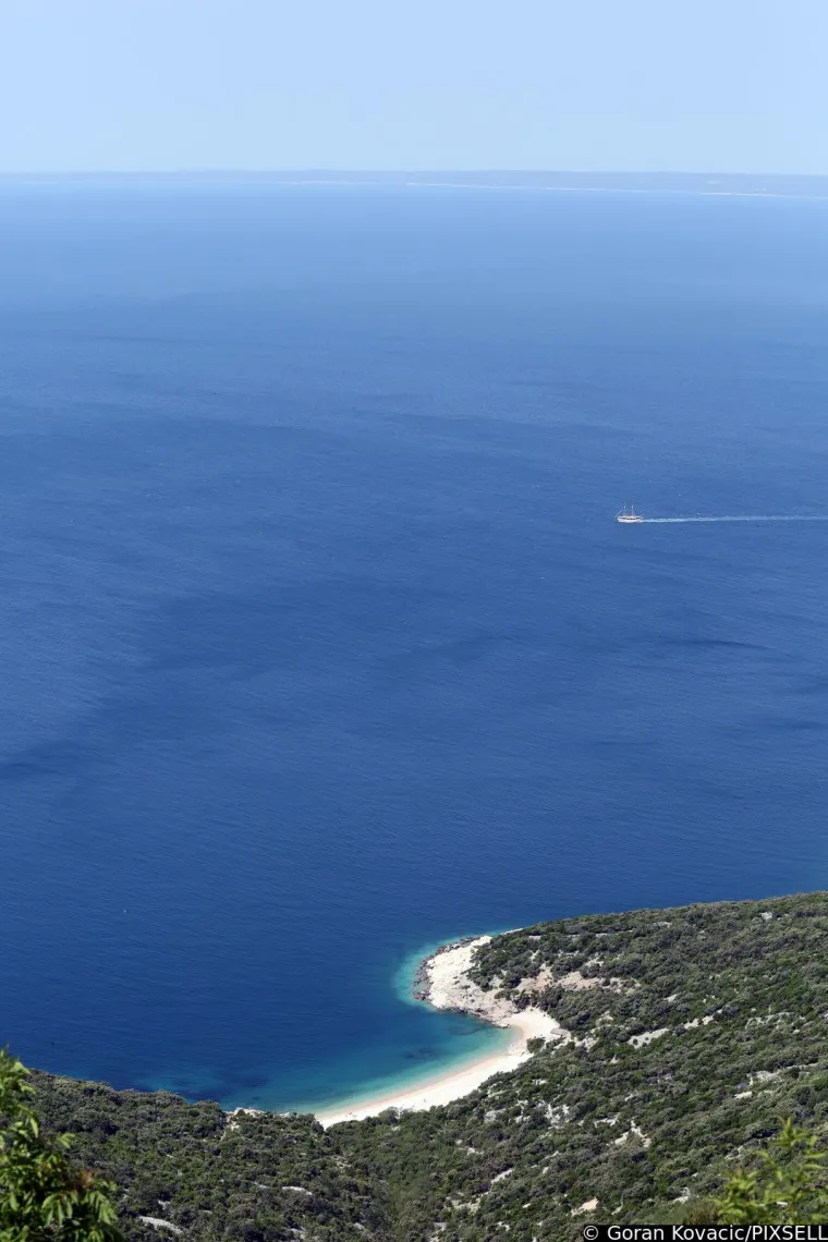 Danas u Lubenicama stalno žive samo dvije osobe, dok se u sezoni taj broj povećava, najviše zbog jednodnevnih izletnika i turista, navodi Croatia Week.