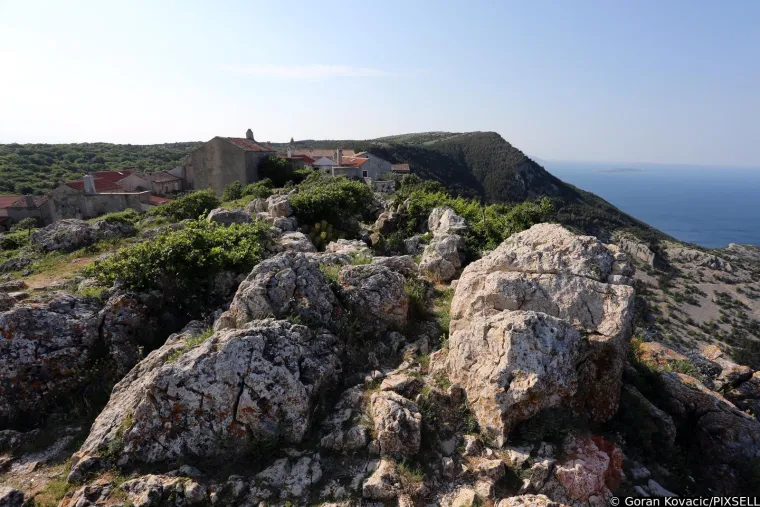 Hrvatsko selo navrh litice: Ima samo jednu stanovnicu i plažu dostojnu Maldiva