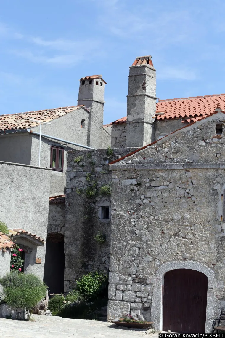 Hrvatsko selo navrh litice: Ima samo jednu stanovnicu i plažu dostojnu Maldiva