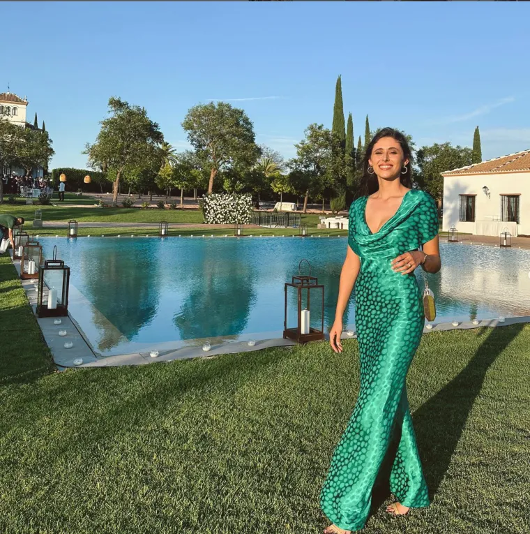 Lola je osim supruge &scaron;panjolskog nogometa&scaron;a, blogerica. prema njezinom Instagramu, Lola obožava putovanja. Od Praga do New Yorka, Lola o svim svojim putovanjima obavje&scaron;tava pratitelje
