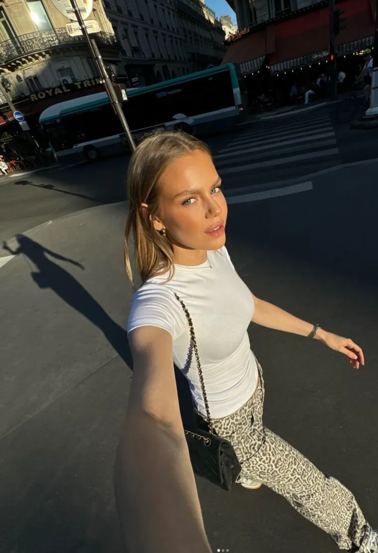  Iako je njemački Bild  &scaron;est mjeseci prije pisao o njihovoj mogućoj romansi, njihova je veza bila jasna tek kada je Laura na Instagramu objavila snimku na kojoj hodaju jedno uz drugo.
