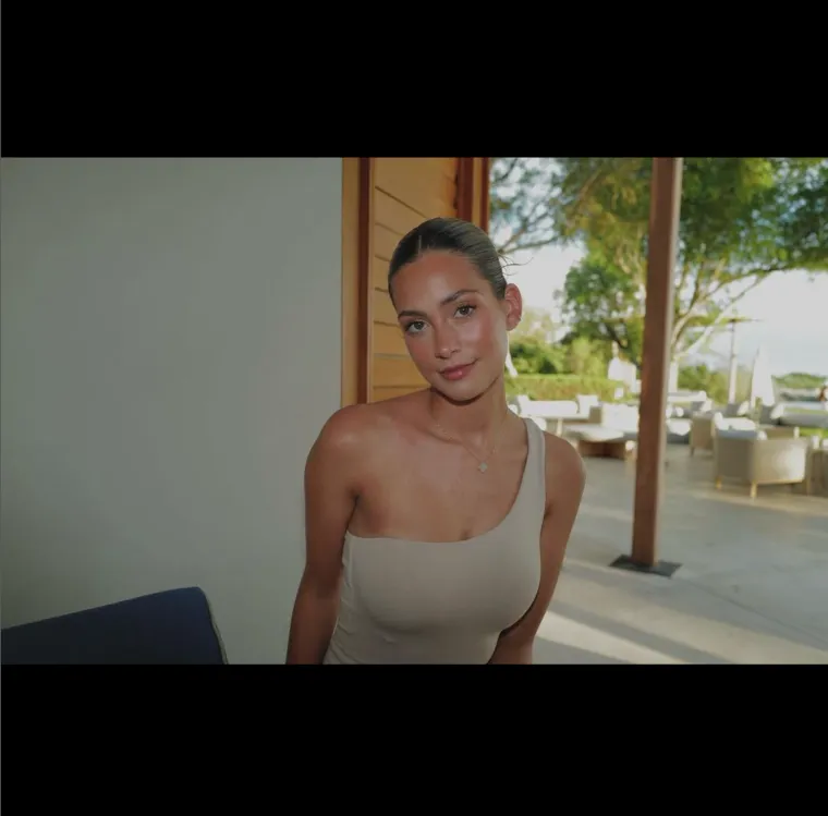 S Kaijem je u vezi jo&scaron; otkad su bili tinejdžeri, osim &scaron;to ljubi njemačkog nogometa&scaron;a, voli i putovati.