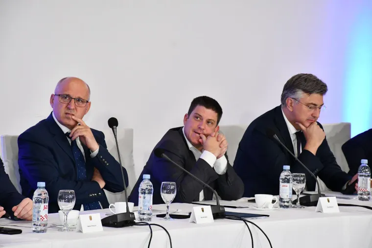 O čemu to razmi&scaron;lja Andrej Plenković?