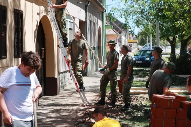 Vojska kamionima stigla u Bošnjake: Počela obnova kuća uništenih olujom