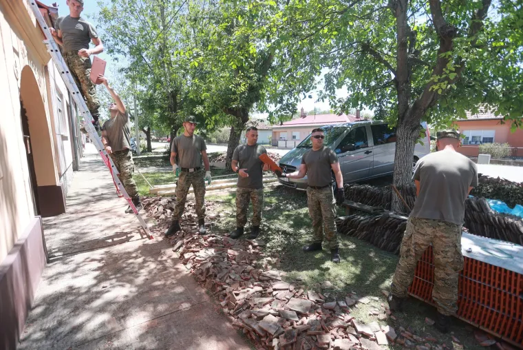 Vojska kamionima stigla u Bošnjake: Počela obnova kuća uništenih olujom
