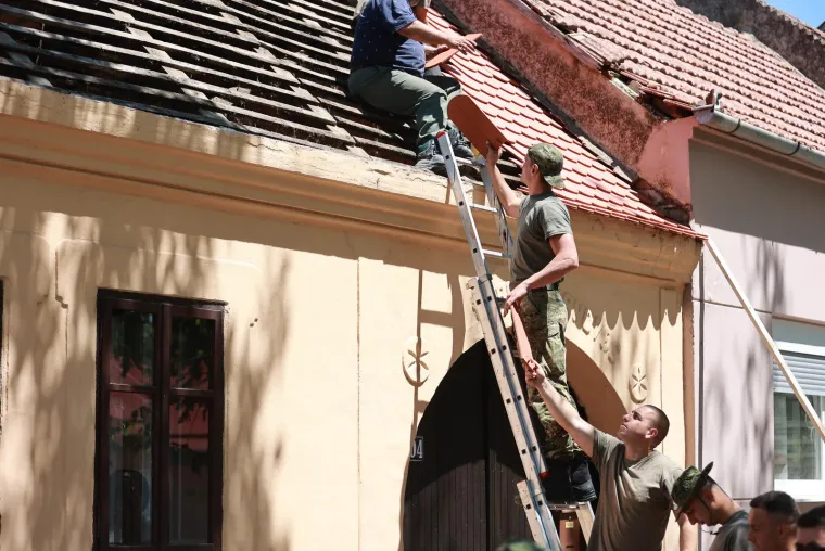 Vojska kamionima stigla u Bošnjake: Počela obnova kuća uništenih olujom