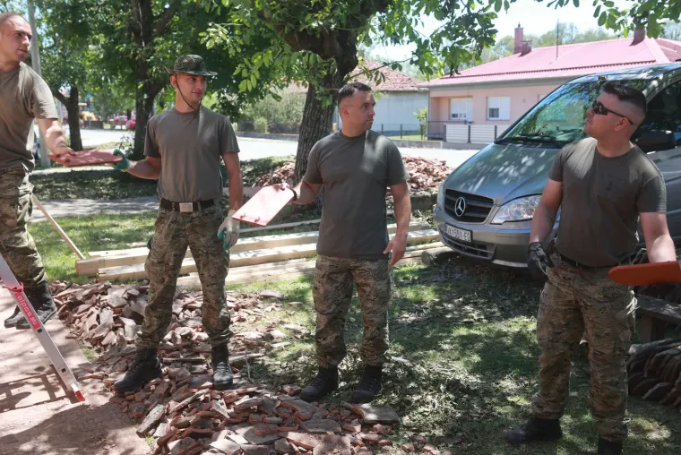 Vojska kamionima stigla u Bo&scaron;njake: Počela obnova kuća uni&scaron;tenih olujom