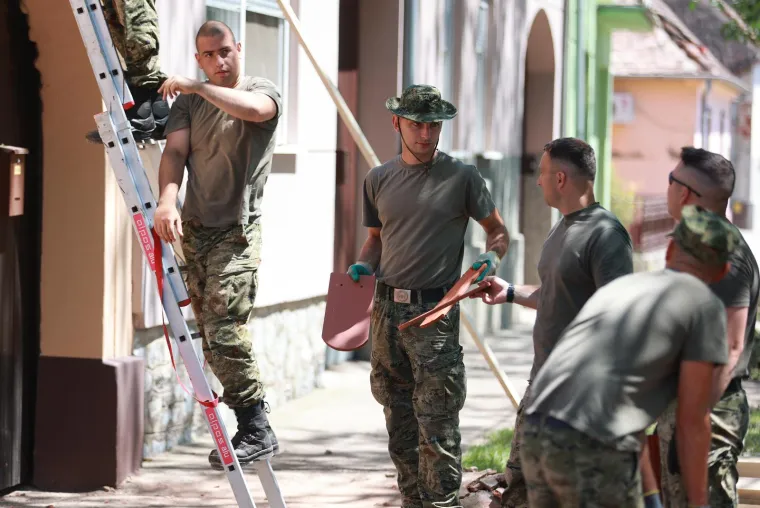 Vojska kamionima stigla u Bo&scaron;njake: Počela obnova kuća uni&scaron;tenih olujom