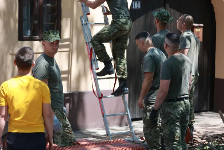 Vojska kamionima stigla u Bo&scaron;njake: Počela obnova kuća uni&scaron;tenih olujom