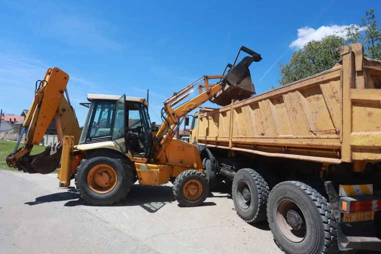 Vojska kamionima stigla u Bo&scaron;njake: Počela obnova kuća uni&scaron;tenih olujom