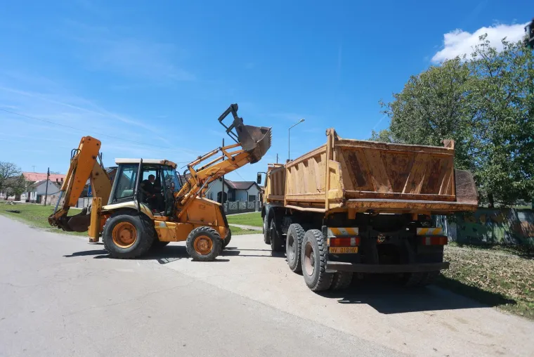 Vojska kamionima stigla u Bo&scaron;njake: Počela obnova kuća uni&scaron;tenih olujom