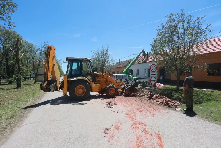 Vojska kamionima stigla u Bo&scaron;njake: Počela obnova kuća uni&scaron;tenih olujom