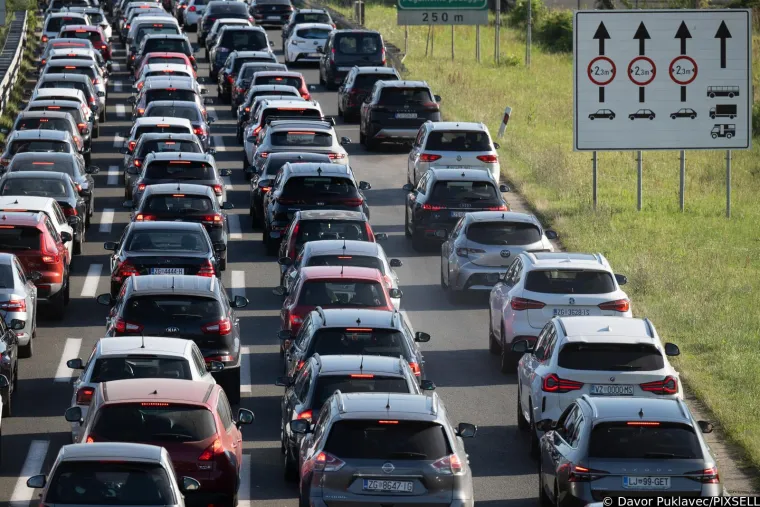 Počelo je: Kolone na autoputu u smjeru mora. Nije ni čudo, plaže su prepune