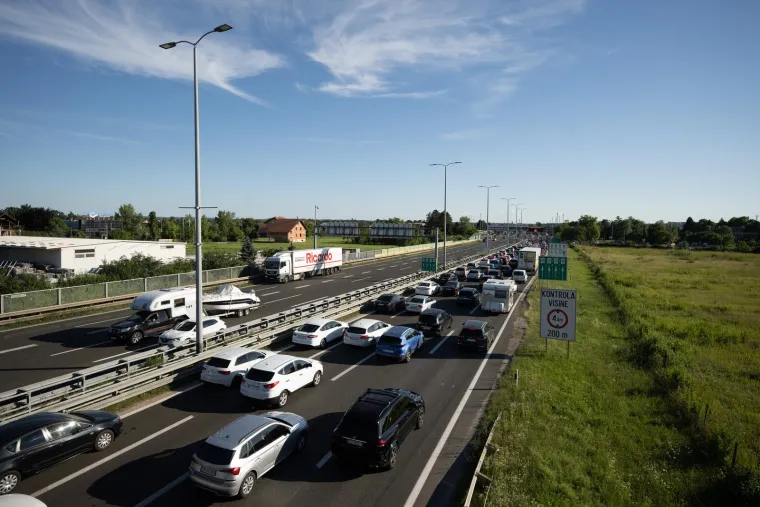 Počelo je: Kolone na autoputu u smjeru mora. Nije ni čudo, plaže su prepune