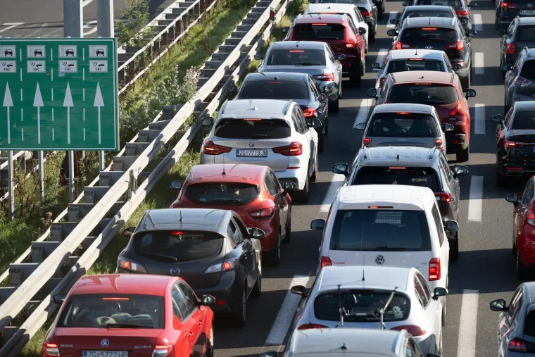 Počelo je: Kolone na autoputu u smjeru mora. Nije ni čudo, plaže su prepune