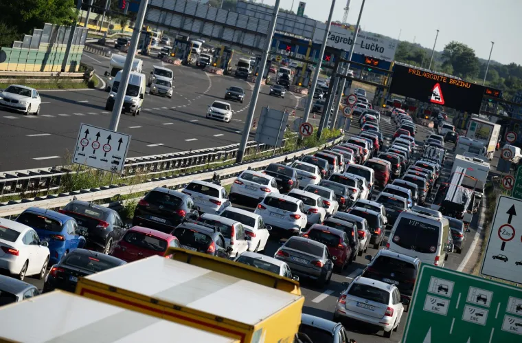 Počelo je: Kolone na autoputu u smjeru mora. Nije ni čudo, plaže su prepune