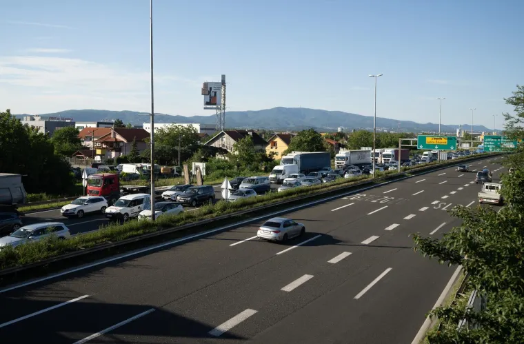 Počelo je: Kolone na autoputu u smjeru mora. Nije ni čudo, plaže su prepune