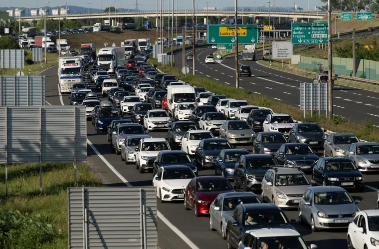 Počelo je: Kolone na autoputu u smjeru mora. Nije ni čudo, plaže su prepune