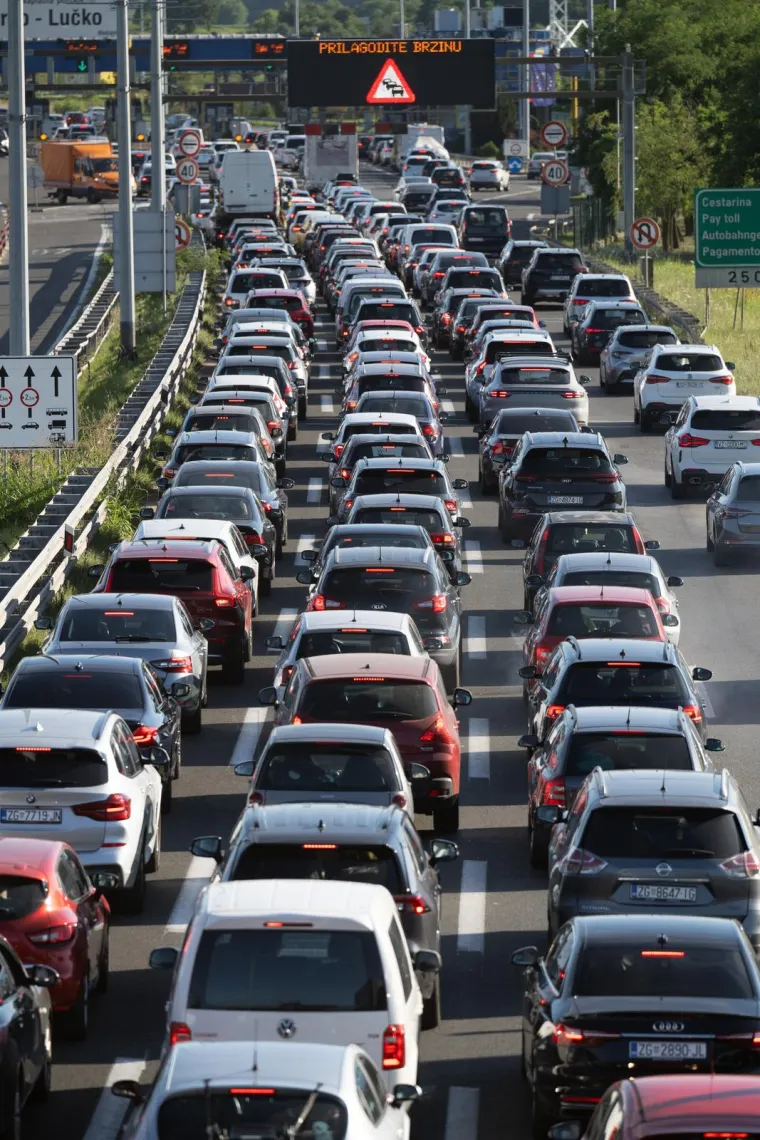Počelo je: Kolone na autoputu u smjeru mora. Nije ni čudo, plaže su prepune