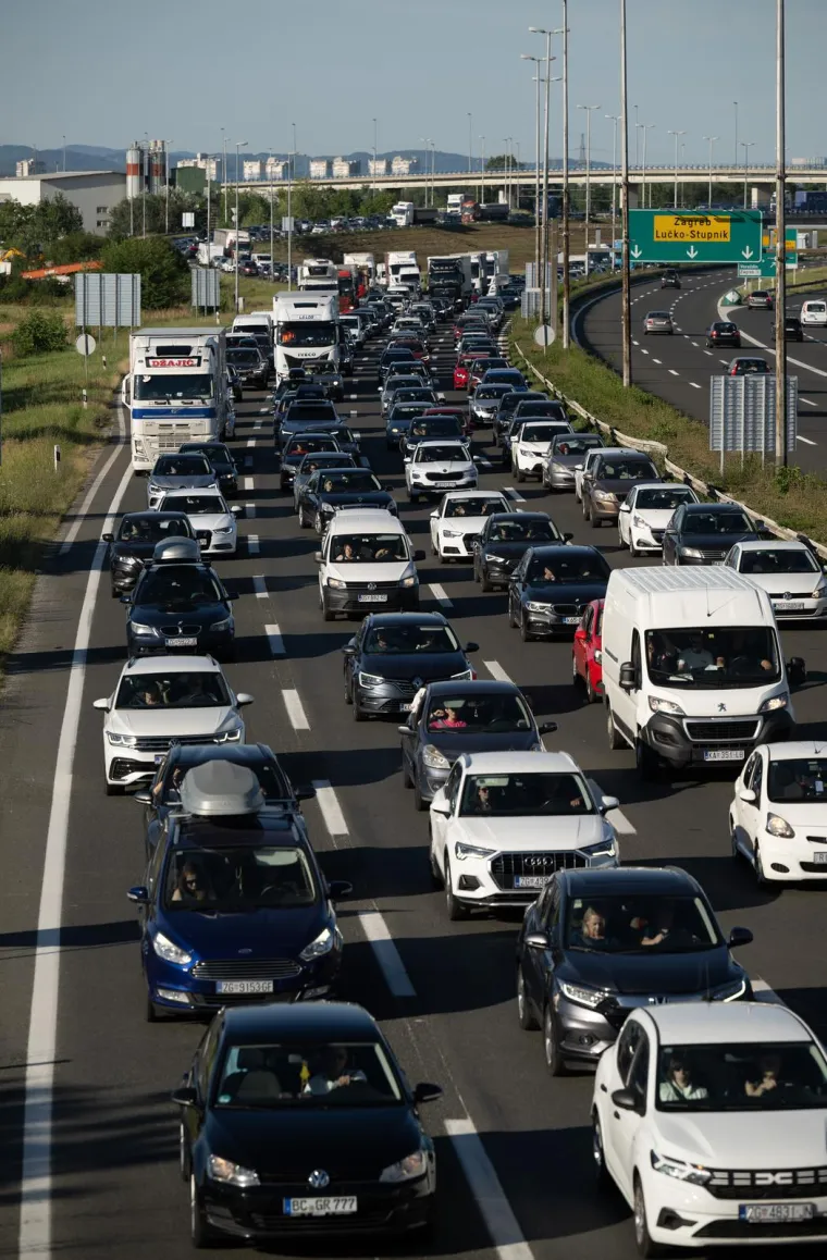 Počelo je: Kolone na autoputu u smjeru mora. Nije ni čudo, plaže su prepune