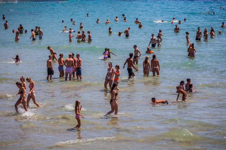 Počelo je: Kolone na autoputu u smjeru mora. Nije ni čudo, plaže su prepune