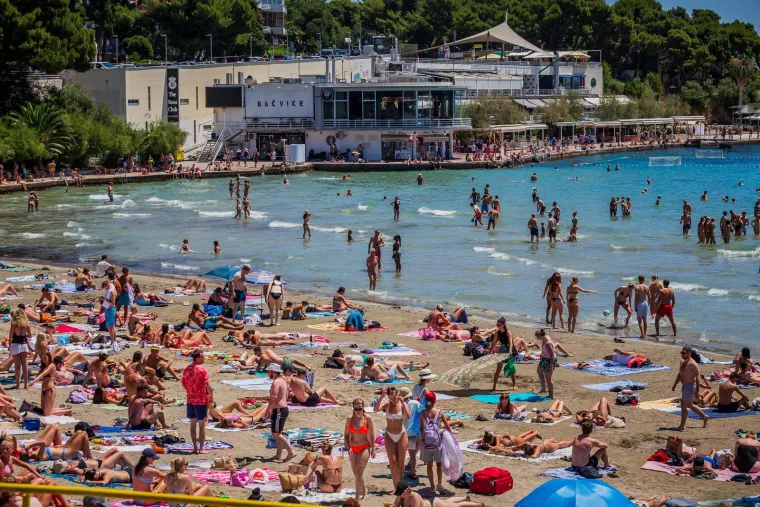 Počelo je: Kolone na autoputu u smjeru mora. Nije ni čudo, plaže su prepune