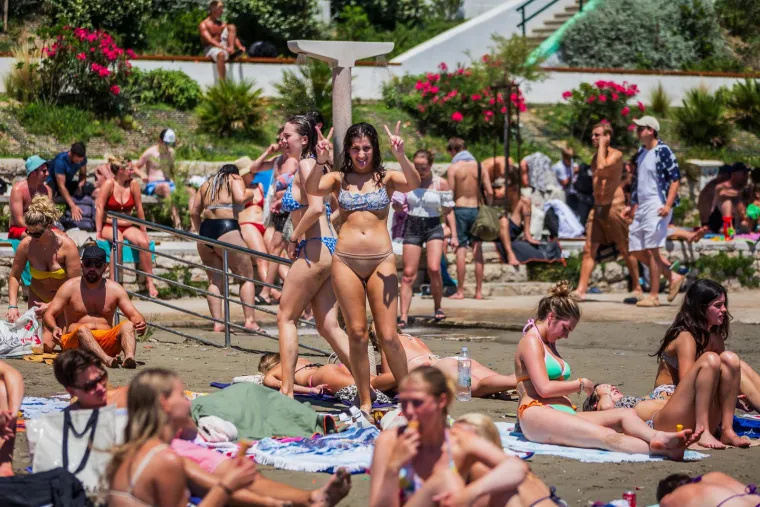 Počelo je: Kolone na autoputu u smjeru mora. Nije ni čudo, plaže su prepune