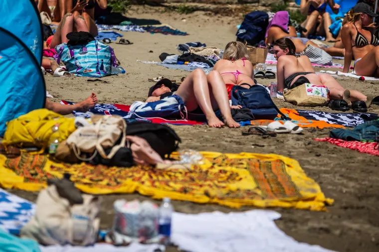 Počelo je: Kolone na autoputu u smjeru mora. Nije ni čudo, plaže su prepune