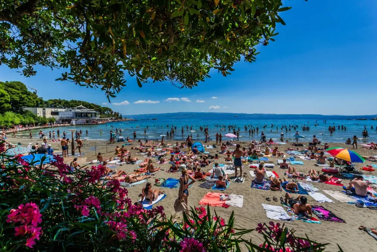 Počelo je: Kolone na autoputu u smjeru mora. Nije ni čudo, plaže su prepune