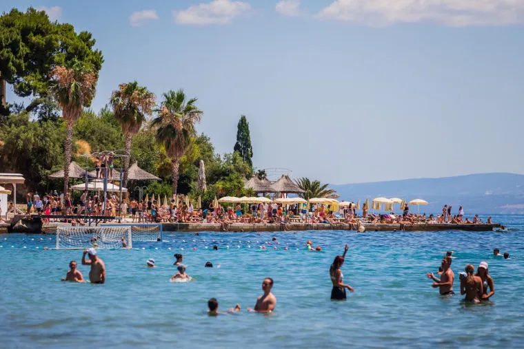 Počelo je: Kolone na autoputu u smjeru mora. Nije ni čudo, plaže su prepune