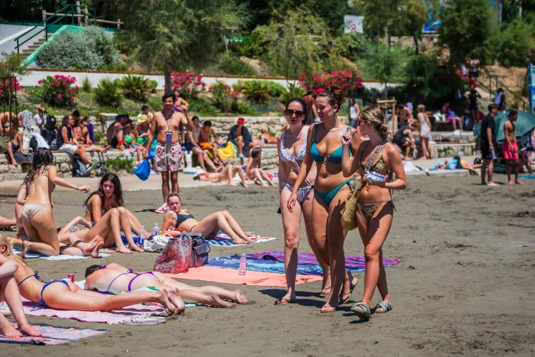 Počelo je: Kolone na autoputu u smjeru mora. Nije ni čudo, plaže su prepune