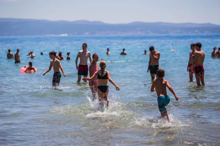Počelo je: Kolone na autoputu u smjeru mora. Nije ni čudo, plaže su prepune