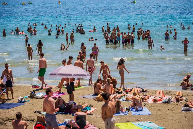 Počelo je: Kolone na autoputu u smjeru mora. Nije ni čudo, plaže su prepune