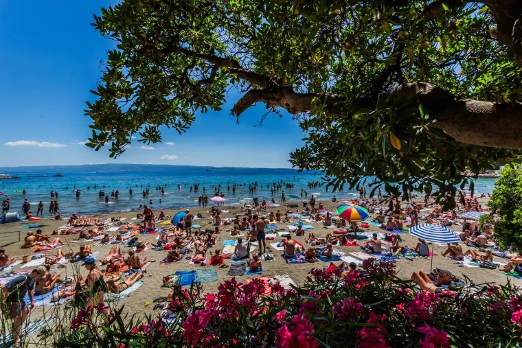 Počelo je: Kolone na autoputu u smjeru mora. Nije ni čudo, plaže su prepune