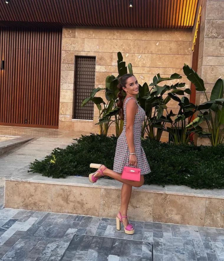 Leonita se može pohvaliti popularno&scaron;ću na dru&scaron;tvenim mrežama gdje je prati 205.000 pratitelja na Instagramu.
