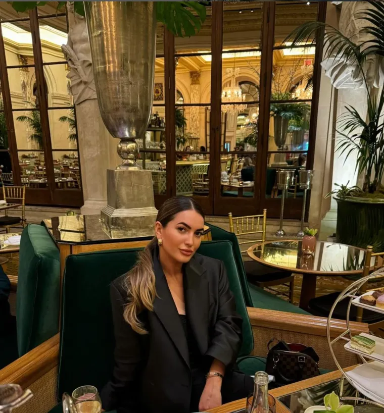 Dhurata živi zavidnim načinom života koji dijeli s vi&scaron;e od 550.000 pratitelja na Instagramu. Od izleta na jezero Como do kupnje u Cartieru.
