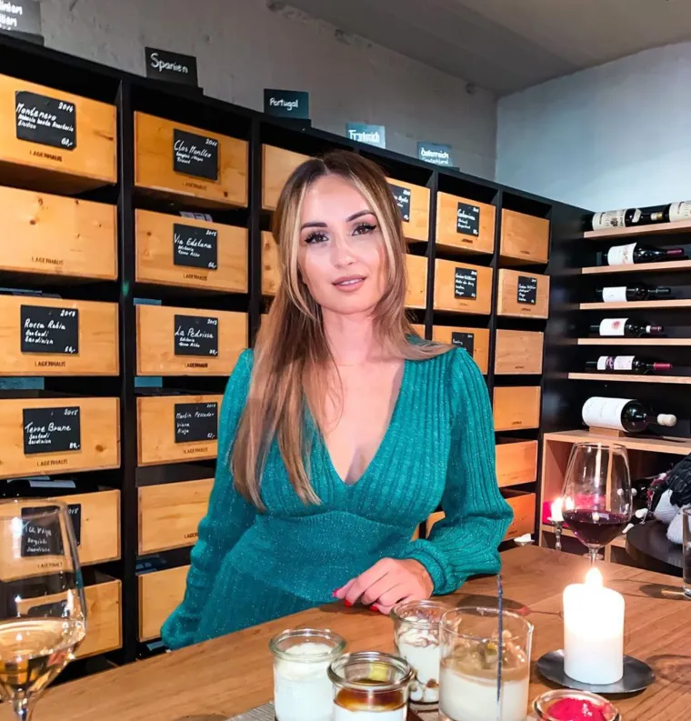 Par se tada preselio u Italiju, a zajedno imaju sina Romea. 