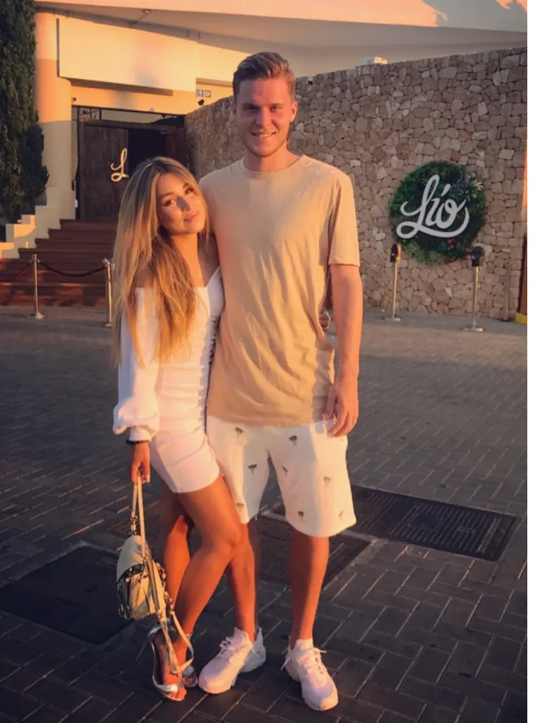 Alexandra Crum - Partnerica &scaron;vicarskog nogometa&scaron;a Nice Elvedija