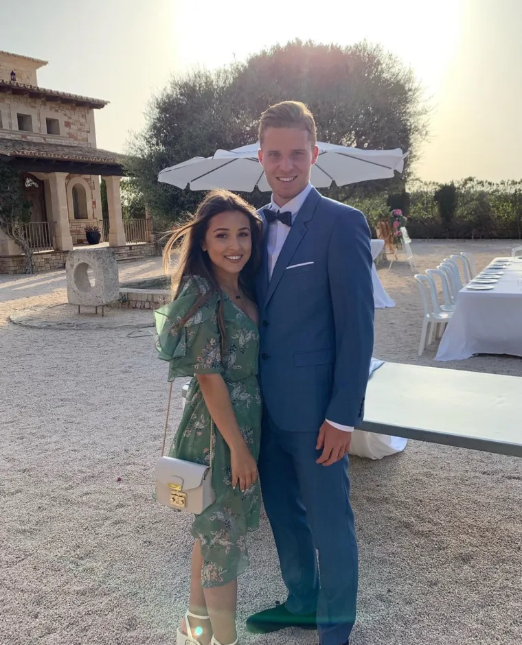 Aleksandra drži privatni život daleko od očiju javnosti i nije aktivna na dru&scaron;tvenim mrežama. S druge strane, Nico često objavljuje njihove zajedničke fotke na kojima su prisni i nasmije&scaron;eni. 